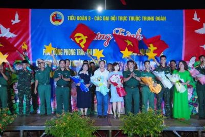 Tập thể Cán bộ, giáo viên và nhân viên trường MG Hoa Tăng Bi giao lưu biểu diễn văn nghệ tại Trung đoàn 95